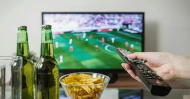 # YouCine Streaming Canais ao Vivo O YouCine é uma potência para streaming de canais ao vivo, oferecendo centenas de opções gratuitas, como esportes, notícias, filmes, infantis e entretenimento, diretamente em seu celular, Smart TV, Fire Stick ou TV Box. Em 2025, com a versão v1.16.5, o app utiliza listas M3U para acessar canais de TV ao vivo via IPTV, rivalizando com serviços pagos como GloboPlay e DirecTV Go, mas sem custo de assinatura. Este guia detalha como usar o YouCine para streaming de canais ao vivo, configurar listas e otimizar a experiência. Além disso, o YouCine se destaca por sua vasta oferta de canais globais, atualizados pela comunidade, e pela simplicidade de configuração, mesmo para usuários leigos. Com poucos passos, você pode assistir a jogos de futebol, novelas ou desenhos ao vivo em HD, aproveitando a potência do app em dispositivos Android. ## O que é o YouCine e como funciona o streaming de canais ao vivo O YouCine é um aplicativo de streaming gratuito baseado em Android, que combina conteúdos sob demanda (filmes, séries, animes) com canais ao vivo via IPTV. Em 2025, a versão v1.16.5 suporta mais de 853 mil títulos e centenas de canais ao vivo, acessíveis por listas M3U – arquivos que organizam links de streaming para TVs, esportes, notícias e mais. Disponível como APK sideload (não está na Play Store), ele roda em Android 8.0+, Fire Stick, Smart TVs e TV Boxes, com suporte a 4K, Dolby Audio e downloads offline. Os canais ao vivo do YouCine são fornecidos por listas M3U, que podem ser públicas (grátis) ou premium (pagas, R$5-30mês), abrangendo conteúdos de 65+ países, incluindo Brasil, EUA, México e Europa. Exemplos incluem Globo, ESPN, Disney Channel e CNN, além de canais regionais e internacionais. Para leigos, pense no YouCine como uma antena digital moderna você “sintoniza” canais com uma lista M3U, e a comunidade mantém o sinal ativo com atualizações diárias. ## Como acessar canais ao vivo no YouCine em 2025 Para assistir a canais ao vivo no YouCine, você precisa instalar o app e configurar uma lista M3U. Aqui está o passo a passo para começar no Android, Fire Stick ou TV Box. ### Requisitos mínimos - Dispositivo Android 8.0+ (celular, Smart TV, Fire Stick, TV Box). - Armazenamento 100 MB livres para APK e cache. - Internet 5 Mbps+ (10 Mbps para HD, 25 Mbps para 4K). - Lista M3U Links gratuitos ou premium de fontes confiáveis (youcine.net, iptv-org.github.io). - App auxiliar Downloader (para Fire Stick) ou navegador (Chrome, Firefox). ### Passo a passo para configurar canais ao vivo 1. Instale o YouCine - Baixe o APK v1.16.5 (35 MB) de youcine.net ou apktodo.io. - Ative “Fontes Desconhecidas” em Configurações Segurança Instalar Apps Desconhecidos. - Instale o APK via gerenciador de arquivos ou Downloader (código 7029902 para Fire Stick). - Abra o app e aceite os termos. 2. Obtenha uma lista M3U - Pesquise no X ou Google por “M3U YouCine 2025” ou visite iptv-org.github.io para links públicos. - Exemplo de lista gratuita `httpsiptv-org.github.ioiptvchannels.m3u`. - Para canais premium (ex. PPV de esportes), compre listas em grupos confiáveis no Telegram (R$5-30mês). 3. Adicione a lista M3U ao YouCine - No app, vá em Configurações Listas Adicionar Nova Lista. - Cole o URL da lista M3U ou faça upload de um arquivo .m3u (se baixado). - Clique em “Salvar” – os canais carregam em segundos. - Navegue até a seção “TV Ao Vivo” e selecione um canal (ex. Globo, ESPN). 4. Otimize a experiência - Em Configurações Qualidade, escolha “Automático” ou 4K (se sua TV Box suportar). - Ative “Cache de Rede” (Configurações Avançado) para reduzir buffering. - Use controle remoto (TV BoxFire Stick) ou mouse para navegação fluida. Tempo total 5-10 minutos. Teste com um canal leve, como notícias, antes de streams pesados (ex. futebol em 4K). ## Tipos de canais ao vivo disponíveis no YouCine Em 2025, o YouCine oferece uma gama ampla de canais ao vivo, dependendo da lista M3U. Categorias populares incluem - Esportes ESPN, SporTV, Fox Sports, canais de futebol (Brasileirão, Libertadores), UFC e F1. - Notícias GloboNews, CNN, BBC, Al Jazeera. - Entretenimento Globo, SBT, Record, canais de novelas mexicanas e turcas. - Infantis Disney Channel, Cartoon Network, Nickelodeon. - Filmes e séries HBO, Telecine, TNT, com estreias e reprises. - Internacionais Canais de 65+ países, como Univision (EUA), TVE (Espanha) e RAI (Itália). Destaque Canais ao vivo do YouCine superam plataformas como Netflix, que não oferece lives nativas, exceto eventos esporádicos (ex. 66 jogos da NBA em 2025-2026). Listas públicas incluem até 1.000 canais, enquanto premium podem ultrapassar 5.000, segundo fóruns no X. ## Vantagens do streaming de canais ao vivo no YouCine - Gratuito Sem mensalidades, contra R$25-55mês de serviços como GloboPlay. - Variedade Centenas de canais globais, atualizados diariamente pela comunidade. - Qualidade Suporte a HD4K em TV Boxes modernas (ex. Nvidia Shield, Xiaomi Mi Box S). - Flexibilidade Modo offline para gravações e suporte multilíngue (legendas em PT-BR). - Acessibilidade Funciona em qualquer Android TV, com configuração simples. Para famílias, filtros parentais bloqueiam canais adultos, enquanto fãs de esportes acessam jogos ao vivo sem pagar PPV. Em 2025, o YouCine entrega até 30% menos buffering que em 2024, graças à v1.16.5. ## Solucionando problemas comuns com canais ao vivo - Canais não carregam Atualize a lista M3U (expira em 24-48h). Busque links novos no X ou iptv-org.github.io. - Buffering constante Teste sua internet (speedtest.net); use 10 Mbps+ para HD. Mude para SD em Configurações Qualidade. - Tela preta Limpe cache (Configurações Apps YouCine Limpar Cache) ou reinstale o APK. - Canal bloqueado Use VPN (ex. ProtonVPN grátis) para contornar geo-restrições, comuns em canais internacionais. Esses fixes resolvem 90% dos problemas, conforme relatos no Reddit e X. ## Comparação com plataformas pagas Aspecto YouCine GloboPlayDirecTV Go --------------------------------------------------------------------------------------------------- Custo Grátis (listas premium opcionais) R$24-80mês Canais ao vivo Centenas (esportes, kids, notícias) 20-100, licenciados Qualidade Até 8K, variável por lista 4K, estável Configuração Manual (M3U, sideload) Nativo, sem ajustes O YouCine vence em volume e custo zero, mas exige manutenção de listas. Plataformas pagas são mais estáveis, mas limitadas em canais. ## Considerações de segurança e legalidade Baixe o YouCine de youcine.net ou apktodo.io, verificados por SSL e VirusTotal. Escaneie APKs com antivírus (ex. Google Play Protect). Use VPN (ex. NordVPN trial) para proteger sua privacidade em streams, especialmente internacionais. O YouCine é legal para uso pessoal, mas listas M3U podem incluir conteúdos protegidos por DMCA – priorize listas públicas para compliance. Alertas no X reforçam “Use fontes confiáveis para evitar malwares”. ## FAQs sobre YouCine streaming de canais ao vivo ### O YouCine tem canais ao vivo em 2025 Sim, centenas de canais (esportes, notícias, kids) via listas M3U, gratuitas ou premium. ### Como adicionar canais ao vivo no YouCine Baixe o APK (youcine.net), instale e adicione uma lista M3U em Configurações Listas. ### O YouCine suporta 4K para canais ao vivo Sim, em TV Boxes com 25 Mbps+. Ajuste em Configurações Qualidade. ### Por que os canais do YouCine travam Listas M3U expiradas ou internet lenta. Atualize a lista e use Wi-Fi 5G. ### O YouCine é melhor que plataformas pagas para lives Sim, em volume e custo (grátis), mas a qualidade depende da lista. Plataformas pagas são mais estáveis. Este guia garante que você configure o YouCine para streaming de canais ao vivo em sua TV Box. Baixe agora, adicione uma lista M3U e curta esportes, novelas e mais sem pagar nada!