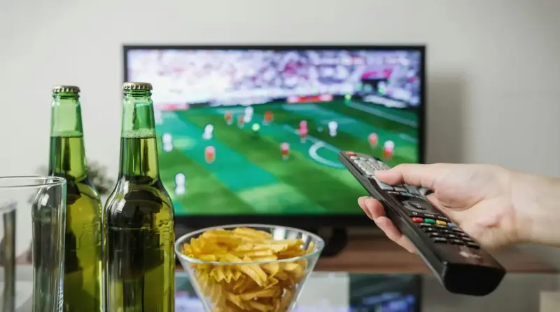 # YouCine Streaming Canais ao Vivo O YouCine é uma potência para streaming de canais ao vivo, oferecendo centenas de opções gratuitas, como esportes, notícias, filmes, infantis e entretenimento, diretamente em seu celular, Smart TV, Fire Stick ou TV Box. Em 2025, com a versão v1.16.5, o app utiliza listas M3U para acessar canais de TV ao vivo via IPTV, rivalizando com serviços pagos como GloboPlay e DirecTV Go, mas sem custo de assinatura. Este guia detalha como usar o YouCine para streaming de canais ao vivo, configurar listas e otimizar a experiência. Além disso, o YouCine se destaca por sua vasta oferta de canais globais, atualizados pela comunidade, e pela simplicidade de configuração, mesmo para usuários leigos. Com poucos passos, você pode assistir a jogos de futebol, novelas ou desenhos ao vivo em HD, aproveitando a potência do app em dispositivos Android. ## O que é o YouCine e como funciona o streaming de canais ao vivo O YouCine é um aplicativo de streaming gratuito baseado em Android, que combina conteúdos sob demanda (filmes, séries, animes) com canais ao vivo via IPTV. Em 2025, a versão v1.16.5 suporta mais de 853 mil títulos e centenas de canais ao vivo, acessíveis por listas M3U – arquivos que organizam links de streaming para TVs, esportes, notícias e mais. Disponível como APK sideload (não está na Play Store), ele roda em Android 8.0+, Fire Stick, Smart TVs e TV Boxes, com suporte a 4K, Dolby Audio e downloads offline. Os canais ao vivo do YouCine são fornecidos por listas M3U, que podem ser públicas (grátis) ou premium (pagas, R$5-30mês), abrangendo conteúdos de 65+ países, incluindo Brasil, EUA, México e Europa. Exemplos incluem Globo, ESPN, Disney Channel e CNN, além de canais regionais e internacionais. Para leigos, pense no YouCine como uma antena digital moderna você “sintoniza” canais com uma lista M3U, e a comunidade mantém o sinal ativo com atualizações diárias. ## Como acessar canais ao vivo no YouCine em 2025 Para assistir a canais ao vivo no YouCine, você precisa instalar o app e configurar uma lista M3U. Aqui está o passo a passo para começar no Android, Fire Stick ou TV Box. ### Requisitos mínimos - Dispositivo Android 8.0+ (celular, Smart TV, Fire Stick, TV Box). - Armazenamento 100 MB livres para APK e cache. - Internet 5 Mbps+ (10 Mbps para HD, 25 Mbps para 4K). - Lista M3U Links gratuitos ou premium de fontes confiáveis (youcine.net, iptv-org.github.io). - App auxiliar Downloader (para Fire Stick) ou navegador (Chrome, Firefox). ### Passo a passo para configurar canais ao vivo 1. Instale o YouCine - Baixe o APK v1.16.5 (35 MB) de youcine.net ou apktodo.io. - Ative “Fontes Desconhecidas” em Configurações Segurança Instalar Apps Desconhecidos. - Instale o APK via gerenciador de arquivos ou Downloader (código 7029902 para Fire Stick). - Abra o app e aceite os termos. 2. Obtenha uma lista M3U - Pesquise no X ou Google por “M3U YouCine 2025” ou visite iptv-org.github.io para links públicos. - Exemplo de lista gratuita `httpsiptv-org.github.ioiptvchannels.m3u`. - Para canais premium (ex. PPV de esportes), compre listas em grupos confiáveis no Telegram (R$5-30mês). 3. Adicione a lista M3U ao YouCine - No app, vá em Configurações Listas Adicionar Nova Lista. - Cole o URL da lista M3U ou faça upload de um arquivo .m3u (se baixado). - Clique em “Salvar” – os canais carregam em segundos. - Navegue até a seção “TV Ao Vivo” e selecione um canal (ex. Globo, ESPN). 4. Otimize a experiência - Em Configurações Qualidade, escolha “Automático” ou 4K (se sua TV Box suportar). - Ative “Cache de Rede” (Configurações Avançado) para reduzir buffering. - Use controle remoto (TV BoxFire Stick) ou mouse para navegação fluida. Tempo total 5-10 minutos. Teste com um canal leve, como notícias, antes de streams pesados (ex. futebol em 4K). ## Tipos de canais ao vivo disponíveis no YouCine Em 2025, o YouCine oferece uma gama ampla de canais ao vivo, dependendo da lista M3U. Categorias populares incluem - Esportes ESPN, SporTV, Fox Sports, canais de futebol (Brasileirão, Libertadores), UFC e F1. - Notícias GloboNews, CNN, BBC, Al Jazeera. - Entretenimento Globo, SBT, Record, canais de novelas mexicanas e turcas. - Infantis Disney Channel, Cartoon Network, Nickelodeon. - Filmes e séries HBO, Telecine, TNT, com estreias e reprises. - Internacionais Canais de 65+ países, como Univision (EUA), TVE (Espanha) e RAI (Itália). Destaque Canais ao vivo do YouCine superam plataformas como Netflix, que não oferece lives nativas, exceto eventos esporádicos (ex. 66 jogos da NBA em 2025-2026). Listas públicas incluem até 1.000 canais, enquanto premium podem ultrapassar 5.000, segundo fóruns no X. ## Vantagens do streaming de canais ao vivo no YouCine - Gratuito Sem mensalidades, contra R$25-55mês de serviços como GloboPlay. - Variedade Centenas de canais globais, atualizados diariamente pela comunidade. - Qualidade Suporte a HD4K em TV Boxes modernas (ex. Nvidia Shield, Xiaomi Mi Box S). - Flexibilidade Modo offline para gravações e suporte multilíngue (legendas em PT-BR). - Acessibilidade Funciona em qualquer Android TV, com configuração simples. Para famílias, filtros parentais bloqueiam canais adultos, enquanto fãs de esportes acessam jogos ao vivo sem pagar PPV. Em 2025, o YouCine entrega até 30% menos buffering que em 2024, graças à v1.16.5. ## Solucionando problemas comuns com canais ao vivo - Canais não carregam Atualize a lista M3U (expira em 24-48h). Busque links novos no X ou iptv-org.github.io. - Buffering constante Teste sua internet (speedtest.net); use 10 Mbps+ para HD. Mude para SD em Configurações Qualidade. - Tela preta Limpe cache (Configurações Apps YouCine Limpar Cache) ou reinstale o APK. - Canal bloqueado Use VPN (ex. ProtonVPN grátis) para contornar geo-restrições, comuns em canais internacionais. Esses fixes resolvem 90% dos problemas, conforme relatos no Reddit e X. ## Comparação com plataformas pagas Aspecto YouCine GloboPlayDirecTV Go --------------------------------------------------------------------------------------------------- Custo Grátis (listas premium opcionais) R$24-80mês Canais ao vivo Centenas (esportes, kids, notícias) 20-100, licenciados Qualidade Até 8K, variável por lista 4K, estável Configuração Manual (M3U, sideload) Nativo, sem ajustes O YouCine vence em volume e custo zero, mas exige manutenção de listas. Plataformas pagas são mais estáveis, mas limitadas em canais. ## Considerações de segurança e legalidade Baixe o YouCine de youcine.net ou apktodo.io, verificados por SSL e VirusTotal. Escaneie APKs com antivírus (ex. Google Play Protect). Use VPN (ex. NordVPN trial) para proteger sua privacidade em streams, especialmente internacionais. O YouCine é legal para uso pessoal, mas listas M3U podem incluir conteúdos protegidos por DMCA – priorize listas públicas para compliance. Alertas no X reforçam “Use fontes confiáveis para evitar malwares”. ## FAQs sobre YouCine streaming de canais ao vivo ### O YouCine tem canais ao vivo em 2025 Sim, centenas de canais (esportes, notícias, kids) via listas M3U, gratuitas ou premium. ### Como adicionar canais ao vivo no YouCine Baixe o APK (youcine.net), instale e adicione uma lista M3U em Configurações Listas. ### O YouCine suporta 4K para canais ao vivo Sim, em TV Boxes com 25 Mbps+. Ajuste em Configurações Qualidade. ### Por que os canais do YouCine travam Listas M3U expiradas ou internet lenta. Atualize a lista e use Wi-Fi 5G. ### O YouCine é melhor que plataformas pagas para lives Sim, em volume e custo (grátis), mas a qualidade depende da lista. Plataformas pagas são mais estáveis. Este guia garante que você configure o YouCine para streaming de canais ao vivo em sua TV Box. Baixe agora, adicione uma lista M3U e curta esportes, novelas e mais sem pagar nada!